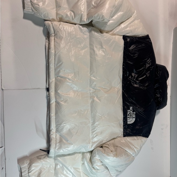 New The North Face Black and Cream Puffer Jacket women’s crop top style glossy - Picture 6 of 10